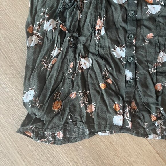 ** Torrid Flutter Sleeve Blouse Green Floral Size 2 - Picture 2 of 9